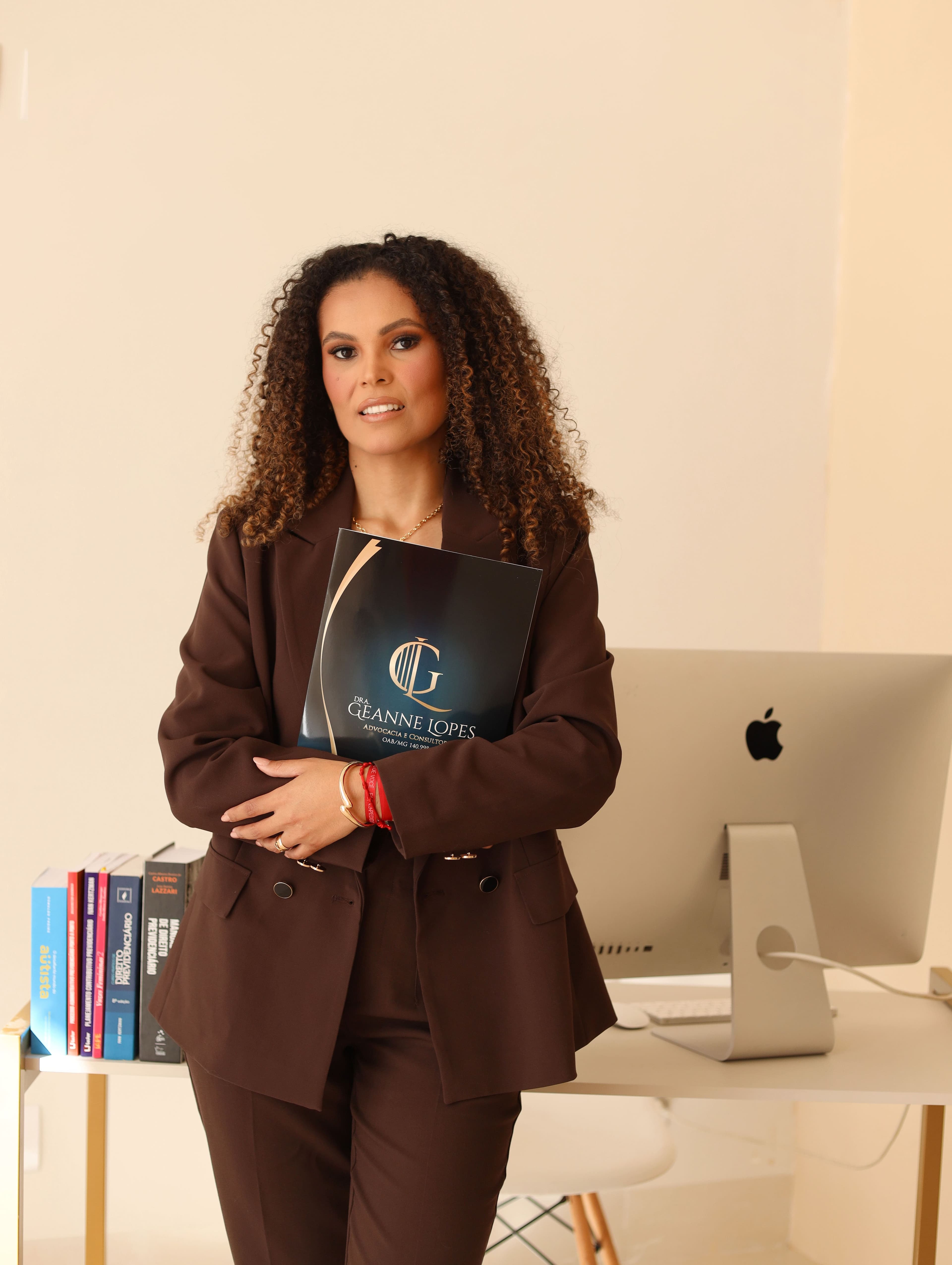 Dra. Geanne Lopes em seu escritório